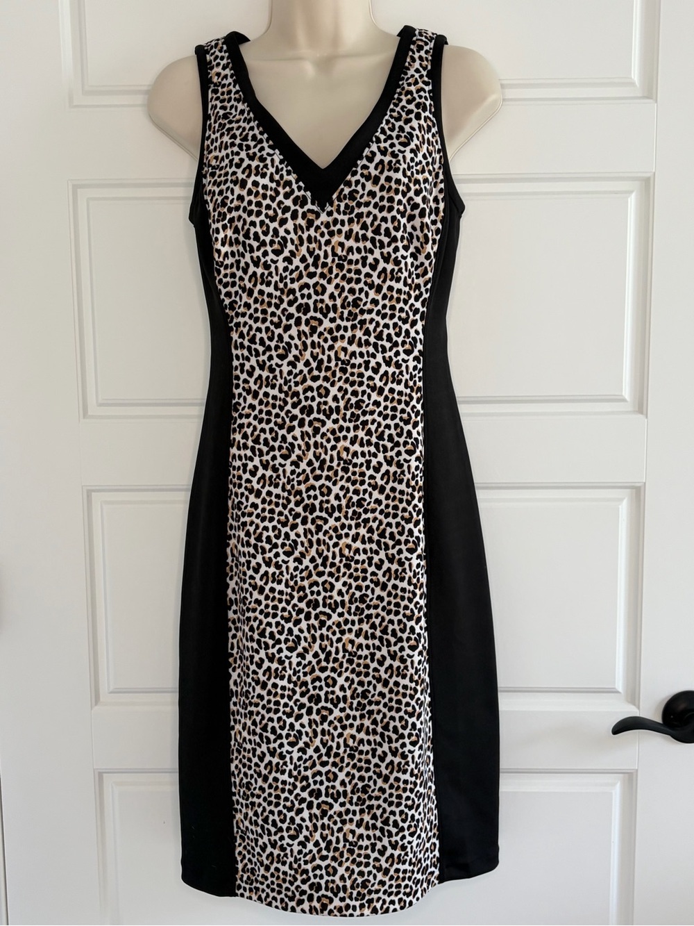 WHBM Animal Print V Neck Sleeveless Sheath Dress Bodycon Stretch Size 2 Mob Wife